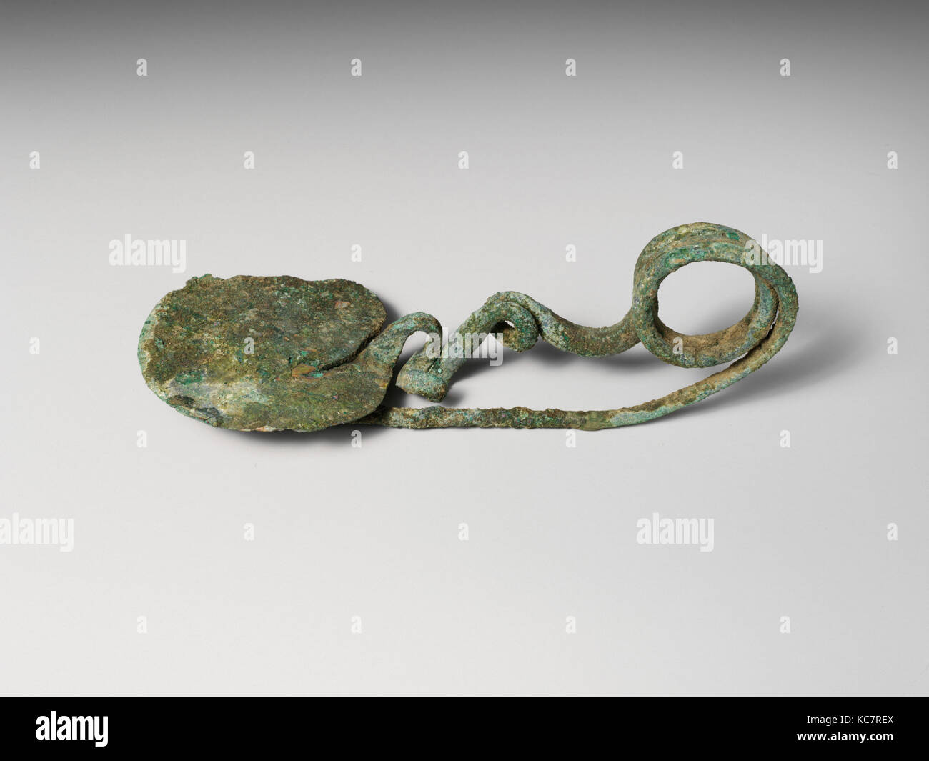 Con il disco in bronzo fibula tipo (perno di sicurezza), decimo secolo A.C. Foto Stock