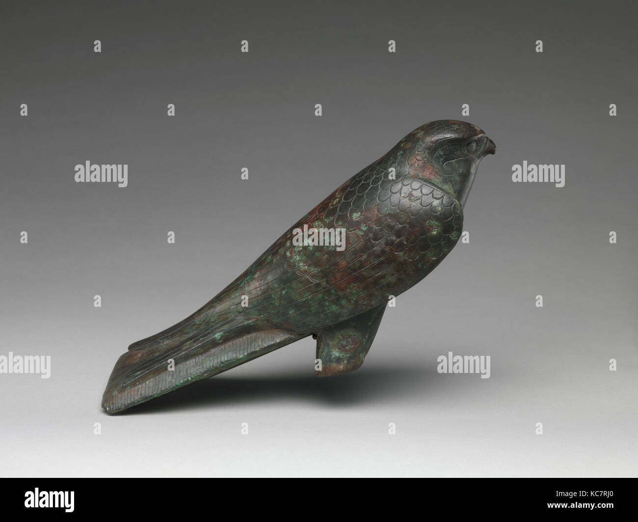 Falcon statua che serve come un sarcofago per un animale sacro, 664-30 A.C. Foto Stock