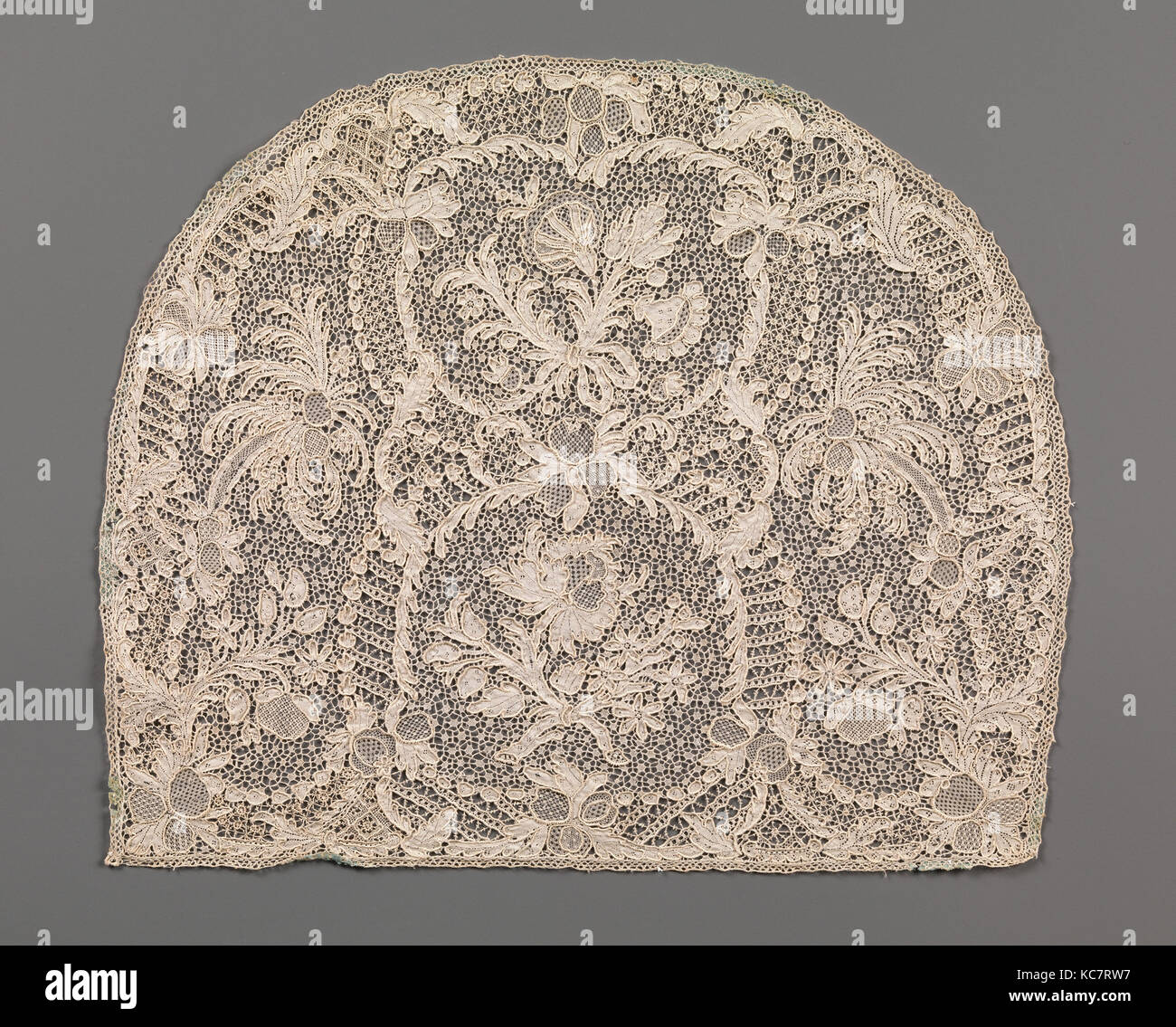 Tappo Corona, 1720-40, Francese, biancheria, Merletto ad Ago di Burano, globale (conferma): 8 7/16 × 10 1/16 in. (21,4 × 25,6 cm), Textiles-Laces Foto Stock