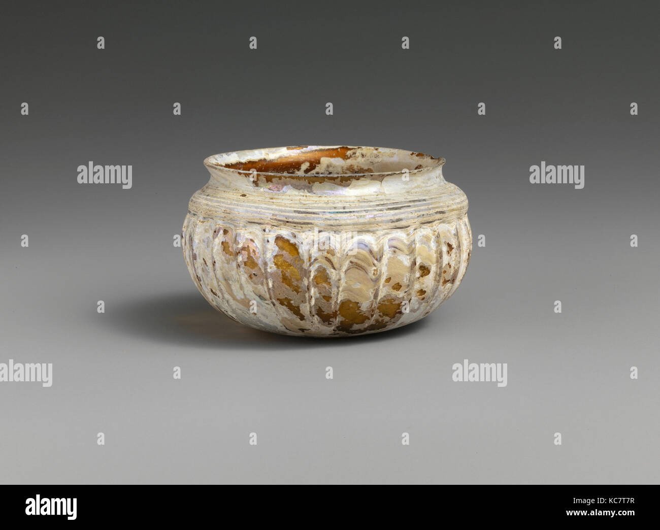 Vetro ciotola nervata, Early Imperial, metà-1st secolo D.C., romana, vetro soffiato, trainato e cesellata, H.: 2 5/16 in. (5,9 cm Foto Stock