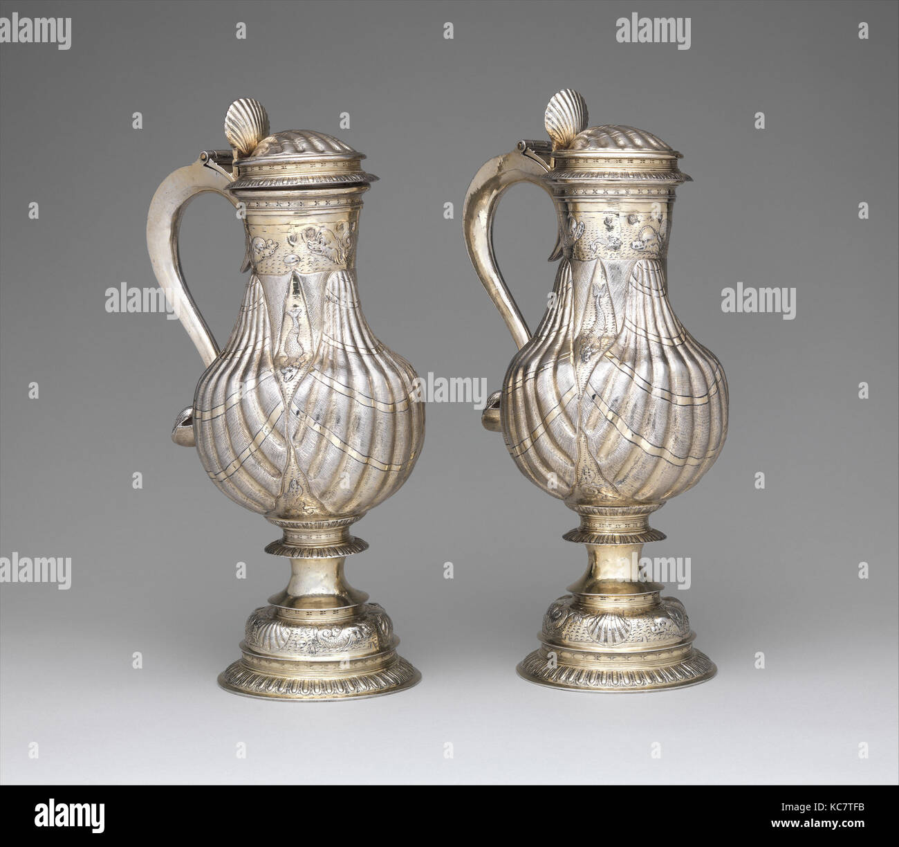 Flagon (uno di una coppia), 1597-98, British, Londra, argento dorato, globale (conferma): 12 3/8 x 6 1/2 x 4 3/4 in., 36 oz. (31,4 x 1 Foto Stock