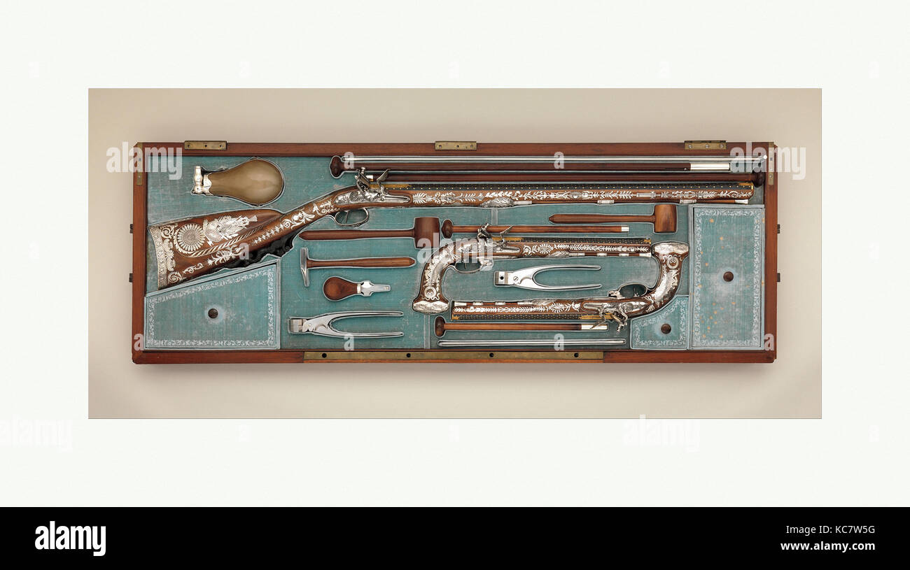 Set rivestita di un fucile Flintlock, un paio di pistole e accessori, ca. 1800 Foto Stock Set rivestita di un fucile Flintlock, un paio di pistole e accessori, ca. 1800 Foto Stock