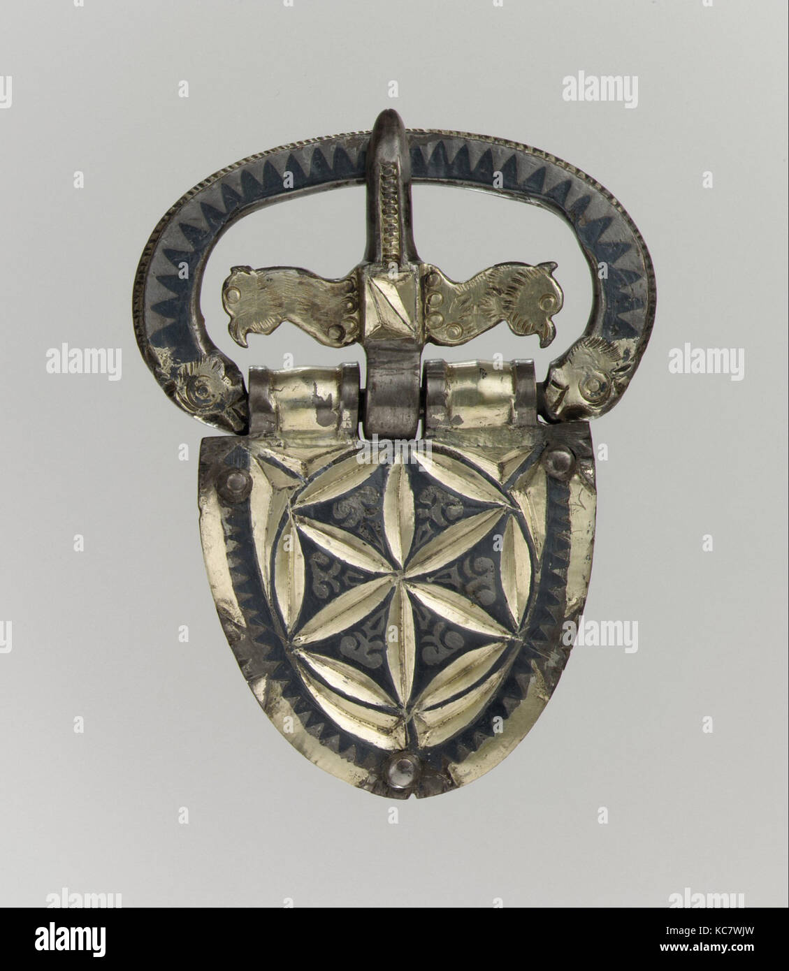 Fibbia della cintura di sicurezza, ca. 400, realizzati in Gallia e tardo romana, in argento dorato, niello, complessivo: 2 3/8 x 1 3/4 x 1/4 in., 31g. (6 x 4,5 x 0,7 cm Foto Stock