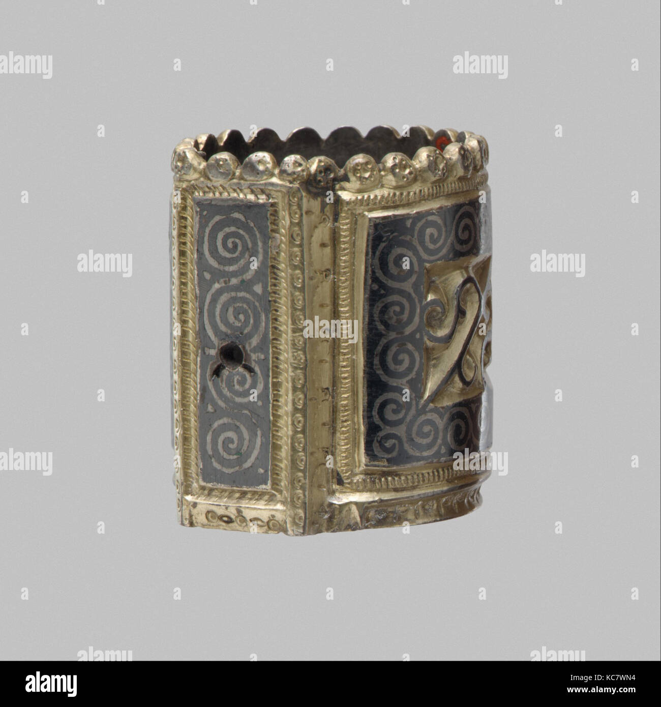 Supporto per albero di Spear, ca. 400, tardo romana, in argento dorato, niello, complessivo: 1 3/16 x 1 1/8 x 1 in., 31g. (3 x 2,8 x 2,6 cm, 31g Foto Stock