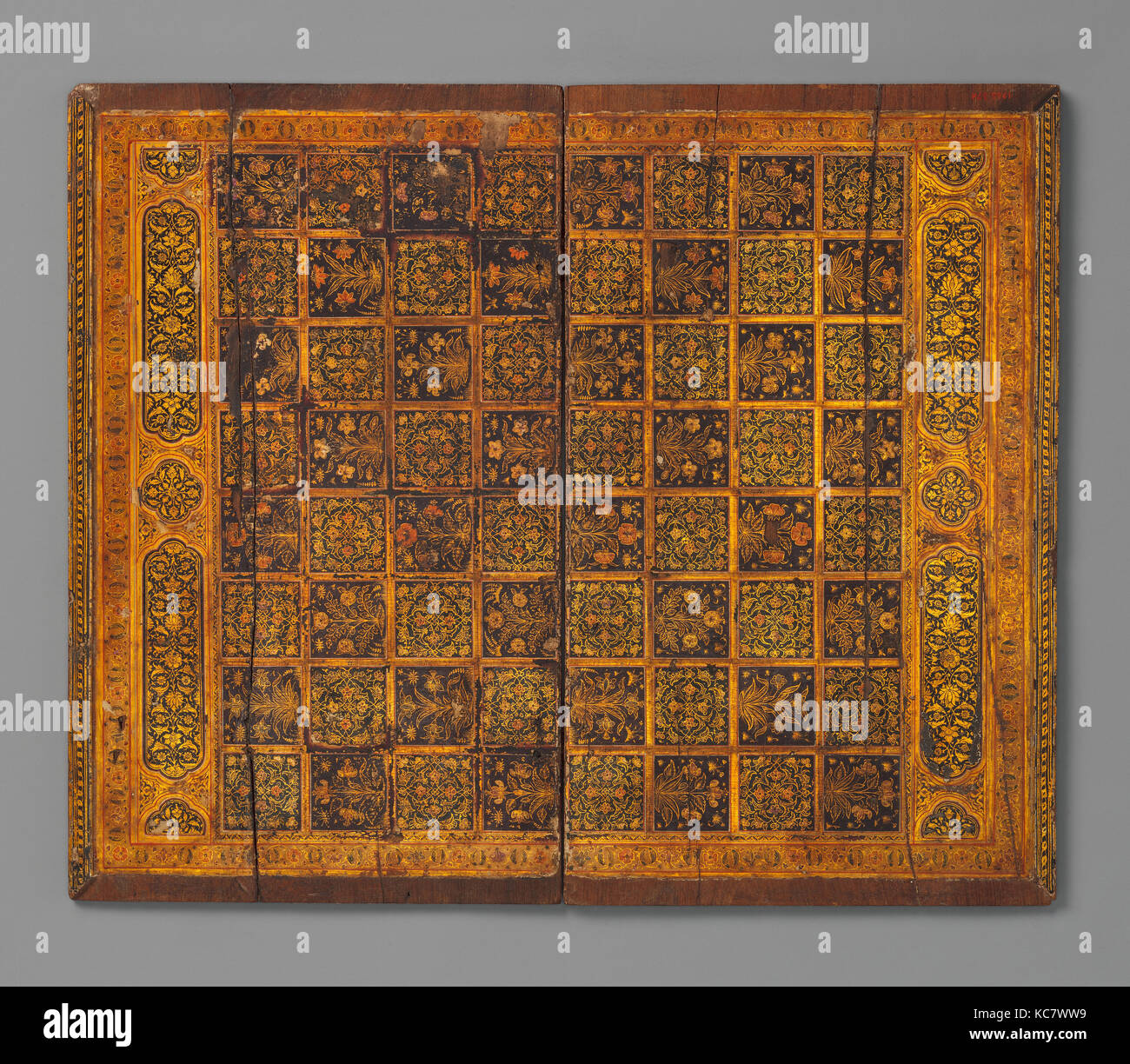 Floral Gameboard, tardo XVII secolo, realizzato in India, legno; dipinti, verniciati e dorati; con cerniere in metallo, H. 17 1/4 in. (43,8 Foto Stock