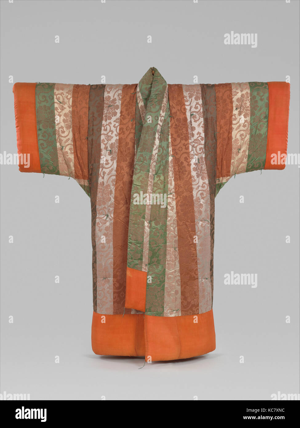 白綸子地牡丹縞模様夜着, Kimono-Trapunta sagomata (Yogi) con le peonie e strisce, nei primi anni del XX secolo Foto Stock