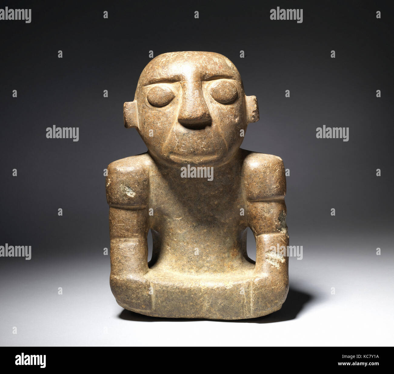Figura seduta, 400-100 A.C., Messico, Guerrero, pietra, H. 11 5/8 × W. 8 × D. 4 3/4 in. (29,53 x 20,32 x 12,07 cm), pietra Foto Stock