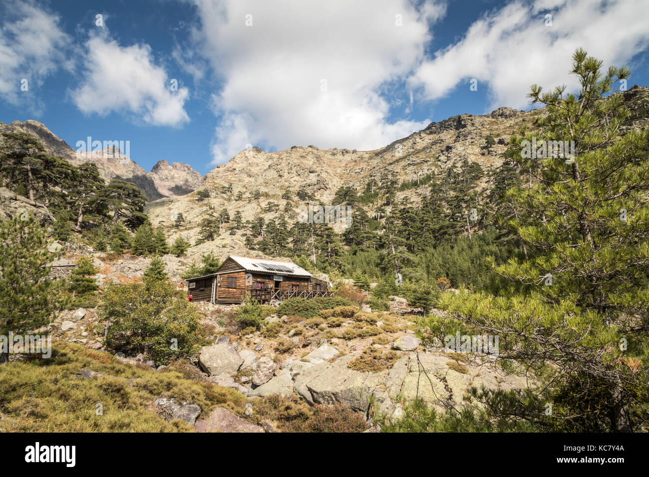 PAGLIA ORBA, NEI PRESSI DI ALBERTACCE, CORSICA - LUGLIO 2017. Bergerie de Ballone a paglia Orba sul sentiero GR20 in Corsica Foto Stock