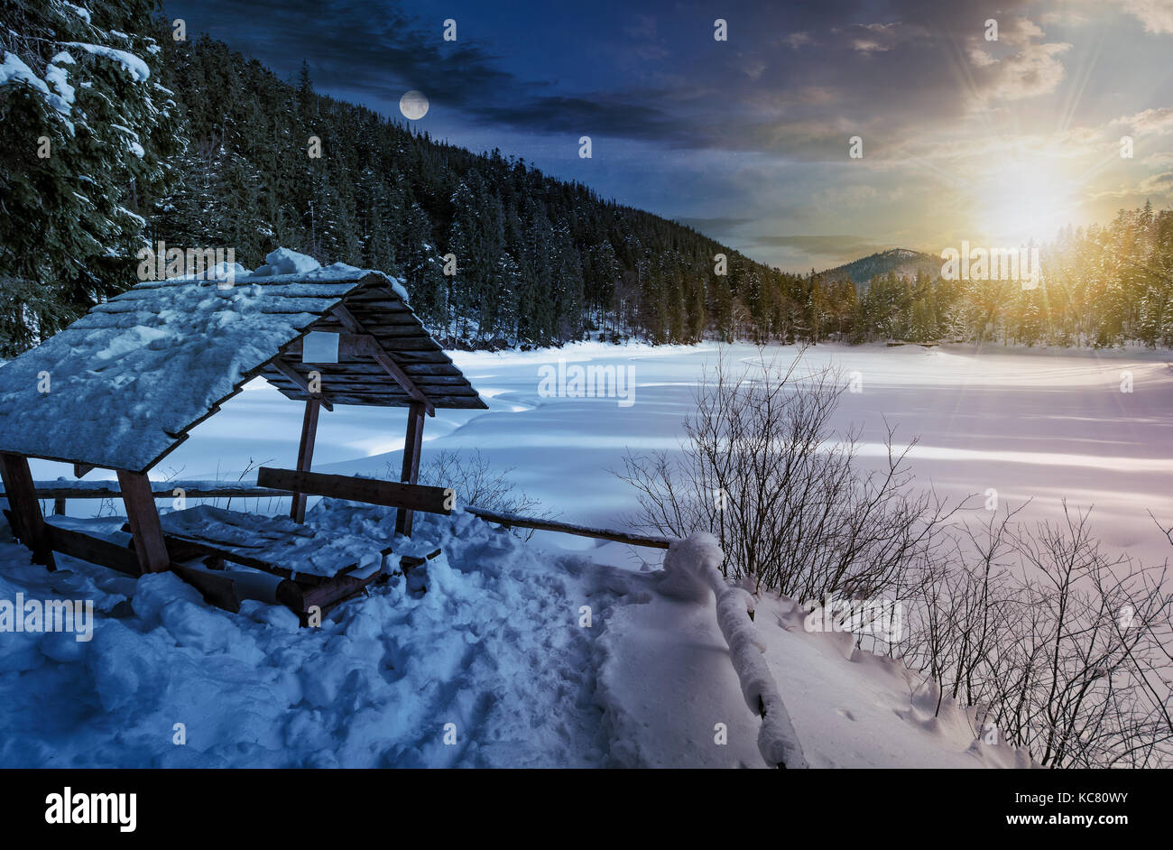 Il giorno e la notte e cambiare idea in inverno bosco di abete rosso con pergolato in legno. bellissimo paesaggio montuoso vicino coperta di neve lago ghiacciato con sun un Foto Stock