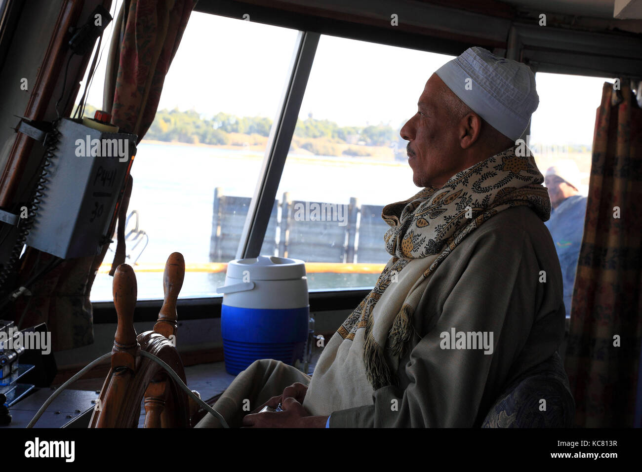 Secondo compagno al timone, ponte di navigazione, capitano su una nave da crociera, egiziani in abito tradizionale, crociere sul Nilo, Foto Stock