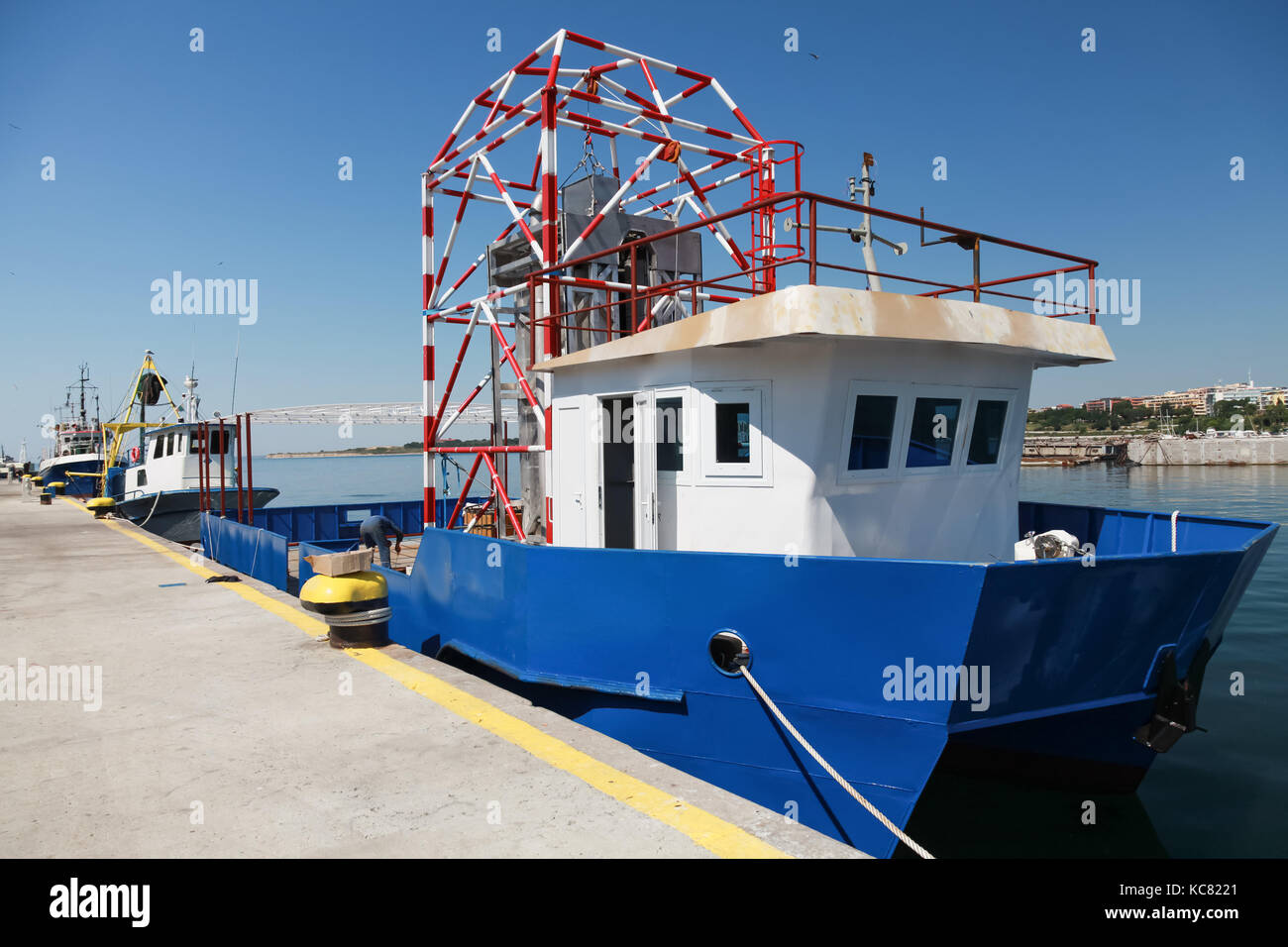 Incomplete nuova barca da pesca sta ormeggiata nel porto di nesebar, Bulgaria Foto Stock