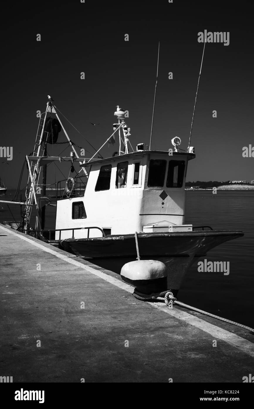 Barca da pesca sta ormeggiata nel porto di nesebar, bulgaria. in bianco e nero ad alto contrasto foto Foto Stock