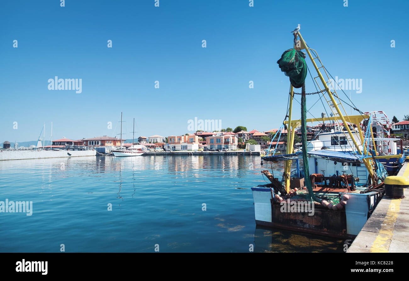 Barca da pesca sta ormeggiata nel porto di nesebar, Bulgaria Foto Stock