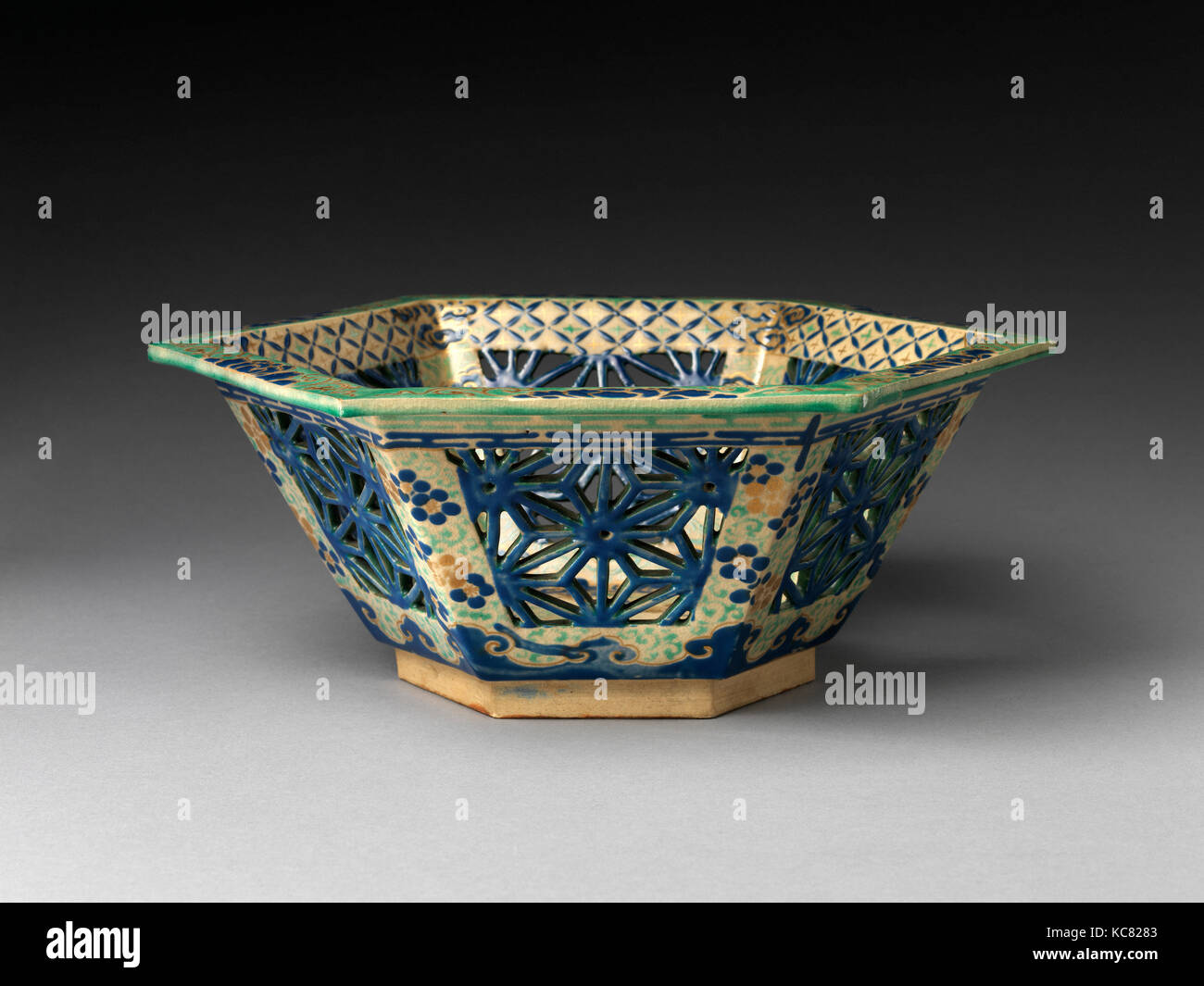 Grande ciotola reticolato, tardo periodo Edo (1615-1868), secolo XIX, Giappone, gres con smalti policromi (Kyoto ware Foto Stock