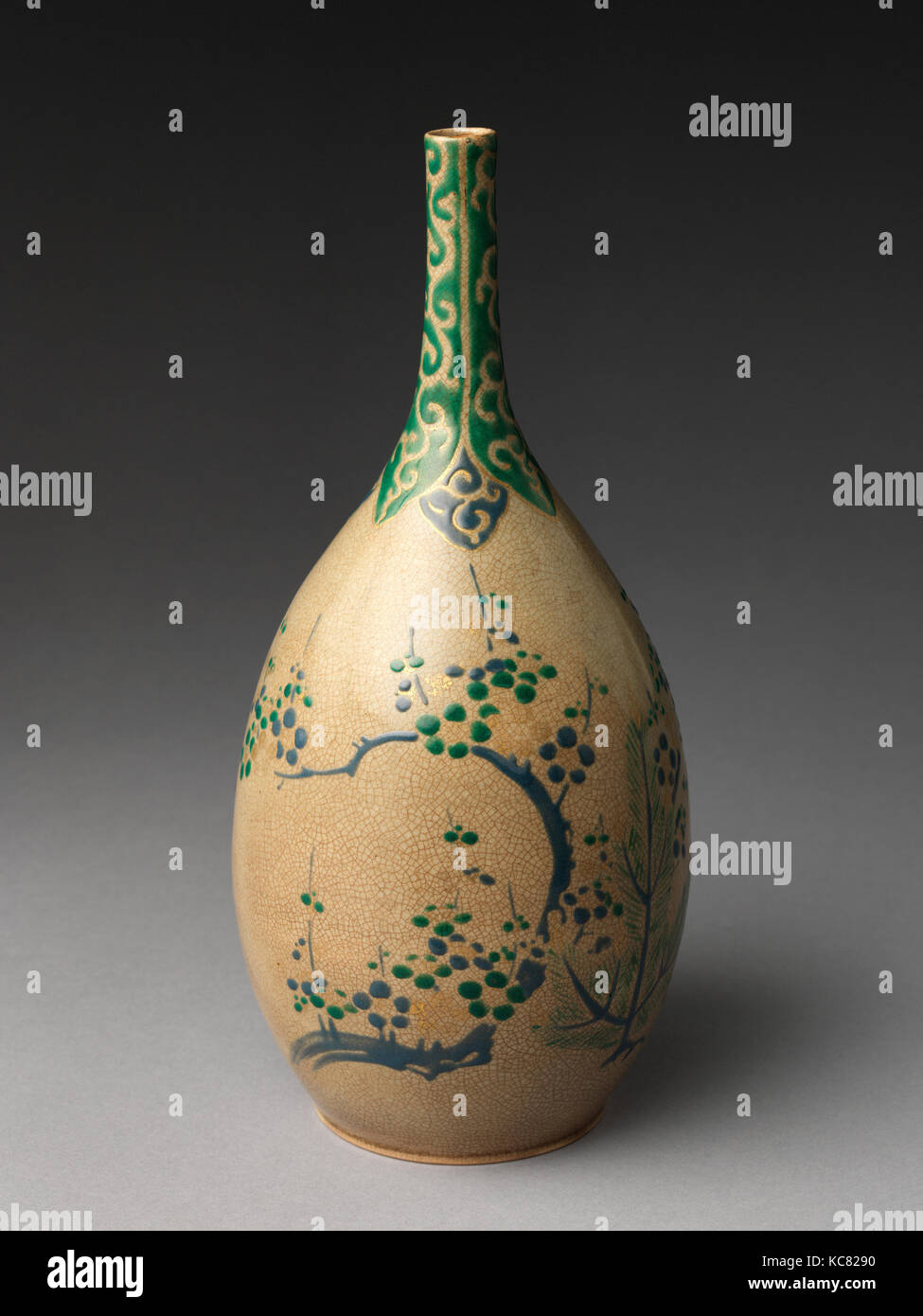 Bottiglia di Sake con pini, bambù e prugna, metà del XVII secolo
