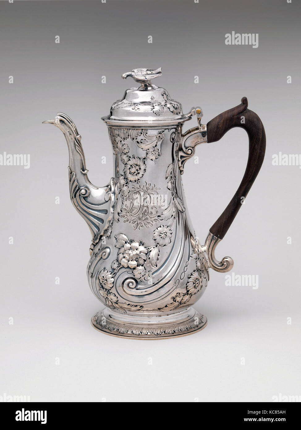 Caffettiera, 1761-62, realizzata a Londra, Inghilterra, British, argento, 9 5/16 x 8 x 4 3/8 in. (23.7 x 20.3 x 11.1 cm); 26 oz. 2 dwt. (811 Foto Stock