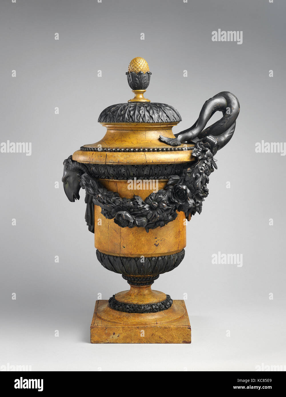 Vaso neoclassico (uno di una coppia), 1780-85, Francese, pino marezzato e scolpite, Altezza: 36 3/4 in. (93,3 cm), oggetti in legno, uno dei Foto Stock