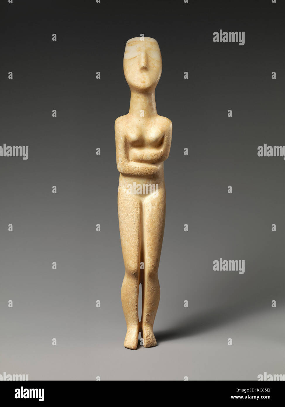 Il marmo figura femminile, inizio II delle Cicladi, 2700-2600 A.C. delle Cicladi, marmo, H. 14 5/8 in. (37,1 cm), scultura in pietra, la figura Foto Stock