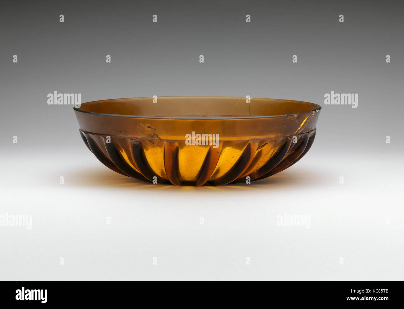 Vetro ciotola nervata, inizio imperiale, inizio del I secolo D.C., romana, vetro; cast, cesellata e tagliare, diametro: 8 13/16 x 2 5/8 in. (2 Foto Stock