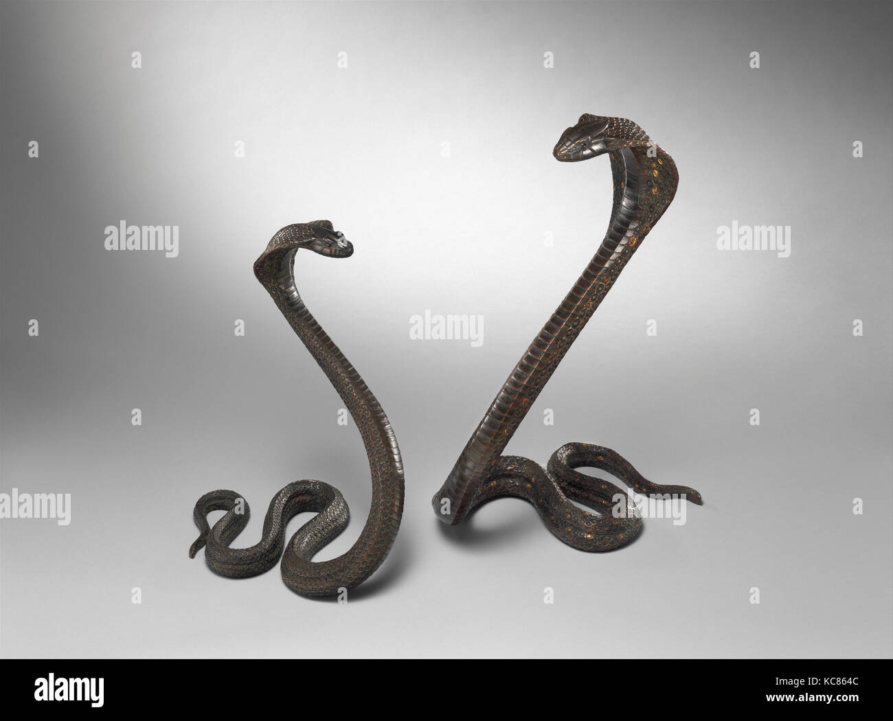 Cobra, ca. 1919, bronzo, oro, 12 a. × 5 3/4 in. × 9 a. (30,5 × 14,6 × 22,9 cm), Metalwork-Bronze, mentre Dunand è meglio conosciuto Foto Stock