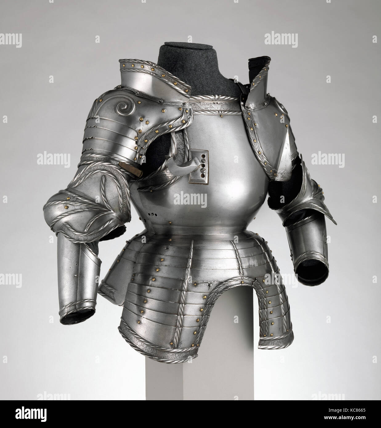 Porzioni di un campo Armor, datata 1524, probabilmente a Augsburg, Tedesco, probabilmente di Augsburg, acciaio, pelle, H. come montato 29 3/4 in. (7 Foto Stock