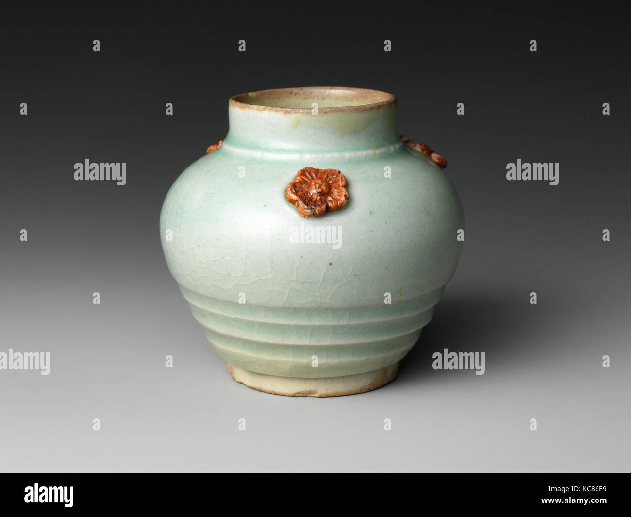 Vaso piccolo con motivi floreali Appliqué, periodo Edo (1615-1868), Giappone, porcellana con smalto celadon (Hizen ware, inizio di Imari tipo), H. 3 Foto Stock