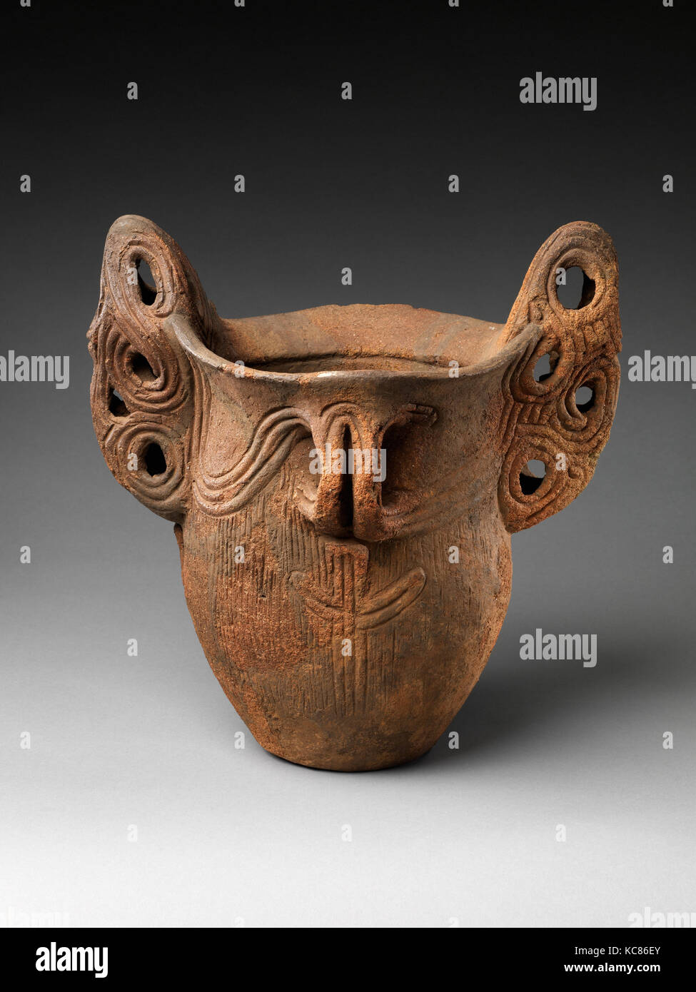 Contenitore profondo con maniglie, 把手付深鉢形土器, medio periodo Jōmon (ca. 3500-2500 A.C.), 3500-2500 BC, Giappone, coccio con intagliato e Foto Stock