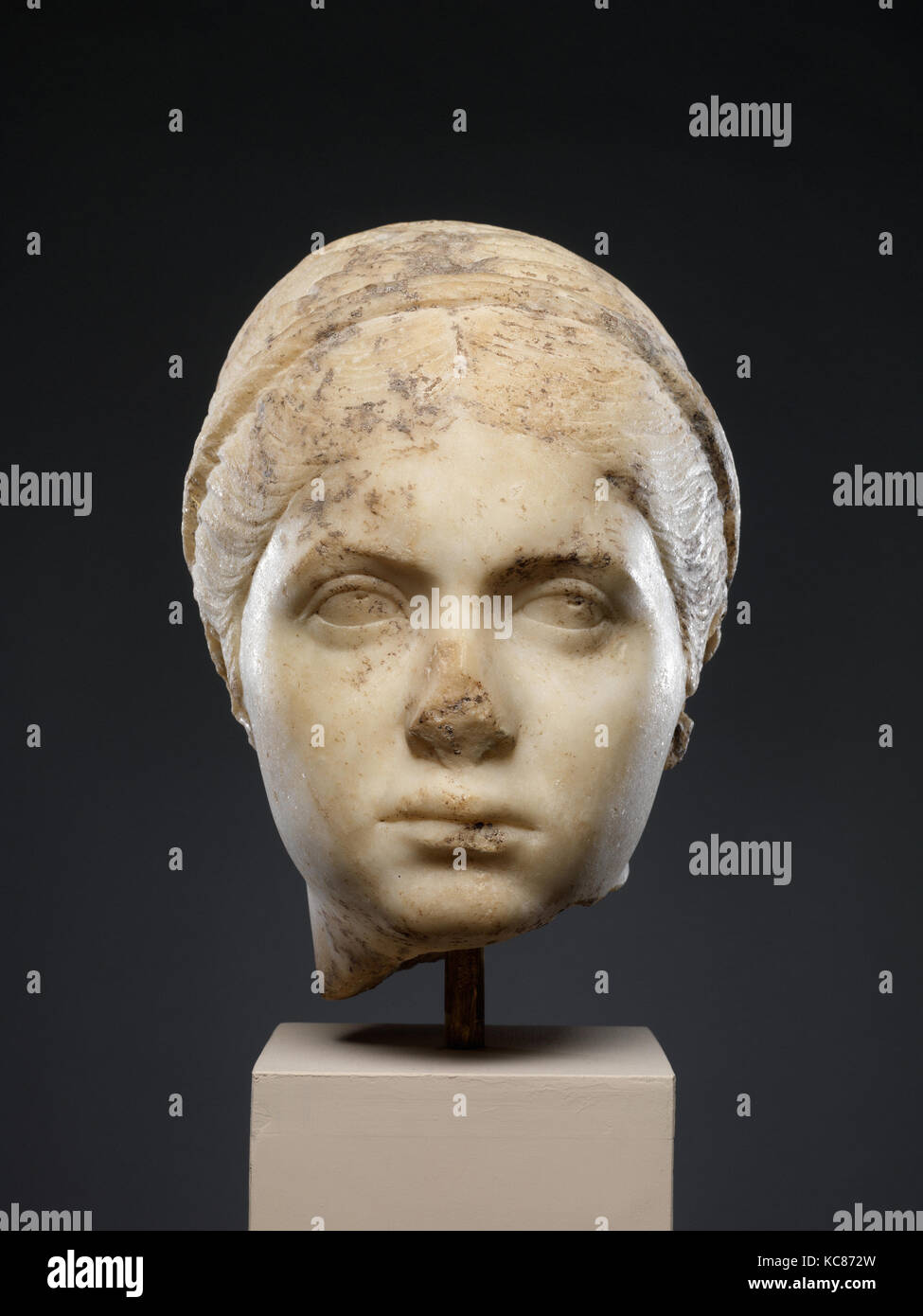 Il marmo ritratto di una giovane donna, Antonine, ca. A.D. 139-150, romana, marmo, H. 10 1/8 in. (25,7 cm), scultura in pietra, questa ragazza Foto Stock