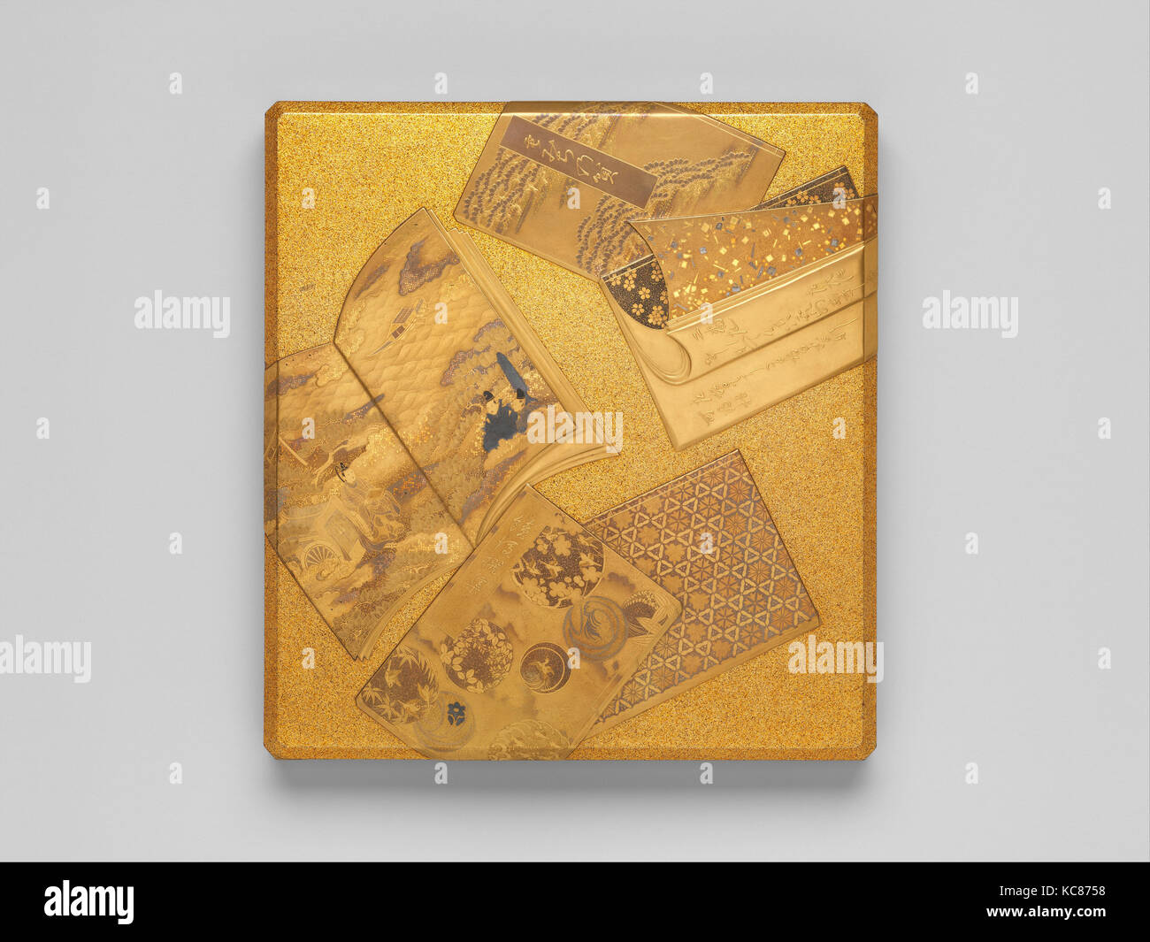 Casella di scrittura (Suzuribako) con libri, periodo Edo (1615-1868), XVIII secolo, Giappone, oro, argento togidashimaki-e, hiramaki-e Foto Stock