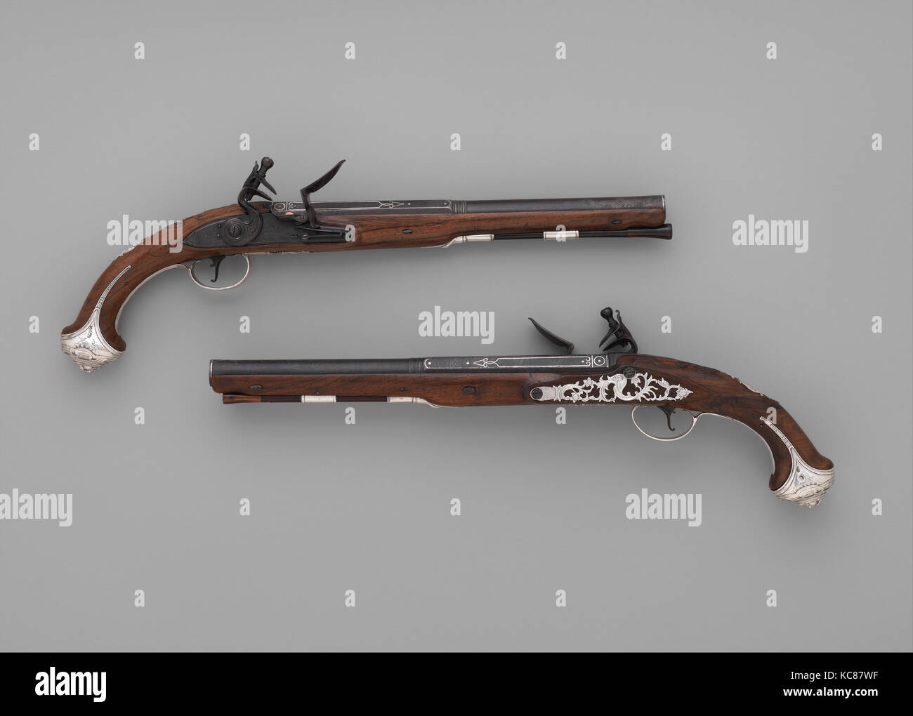 Coppia di Flintlock Pistols, ca. 1775, Dublino, irlandese, acciaio, argento legno (noce), L. di ogni 18 11/16 in. (47,5 cm); L. di ciascuno Foto Stock