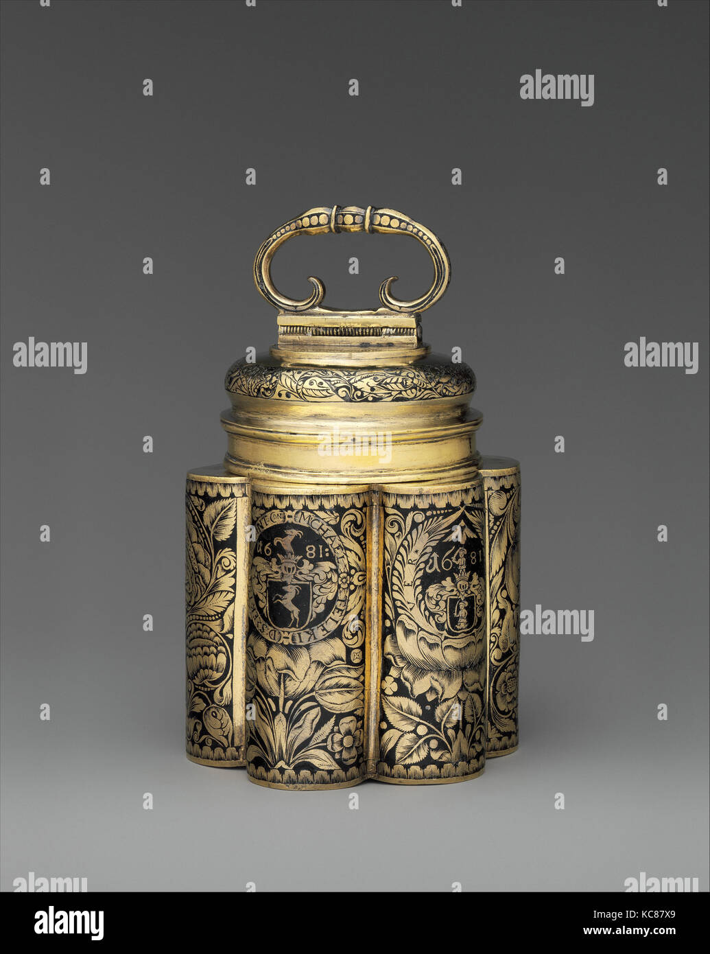 Canister, 1681, ungherese, eventualmente Fogaras, argento dorato, smalto, complessivo: 6 11/16 x 4 in. (17 x 10,1 cm), Metalwork-Silver Foto Stock