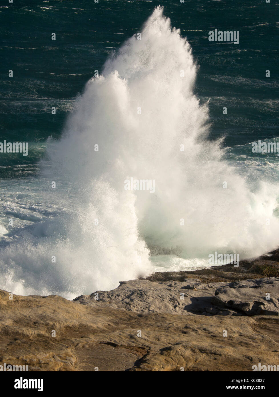 Grandi onde a bondi beach sydney asutralia Foto Stock