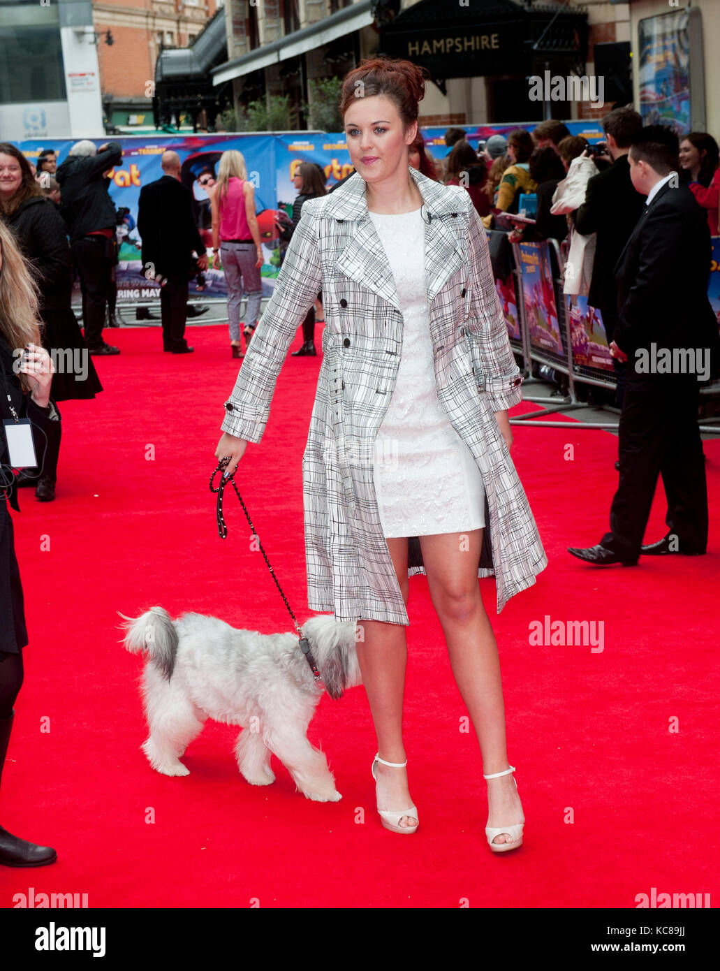 Ashleigh butler e pudsey presso la prima mondiale di "postino Pat' di Odeon West End il 11 maggio 2014 a Londra, EnglanPhotos da Brian njordan Foto Stock