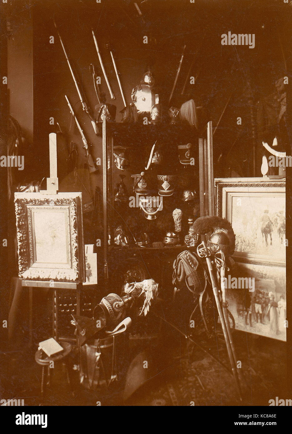 Raccolta di manufatti militari, 1880, albume silver stampa, fotografie, sconosciuto Foto Stock