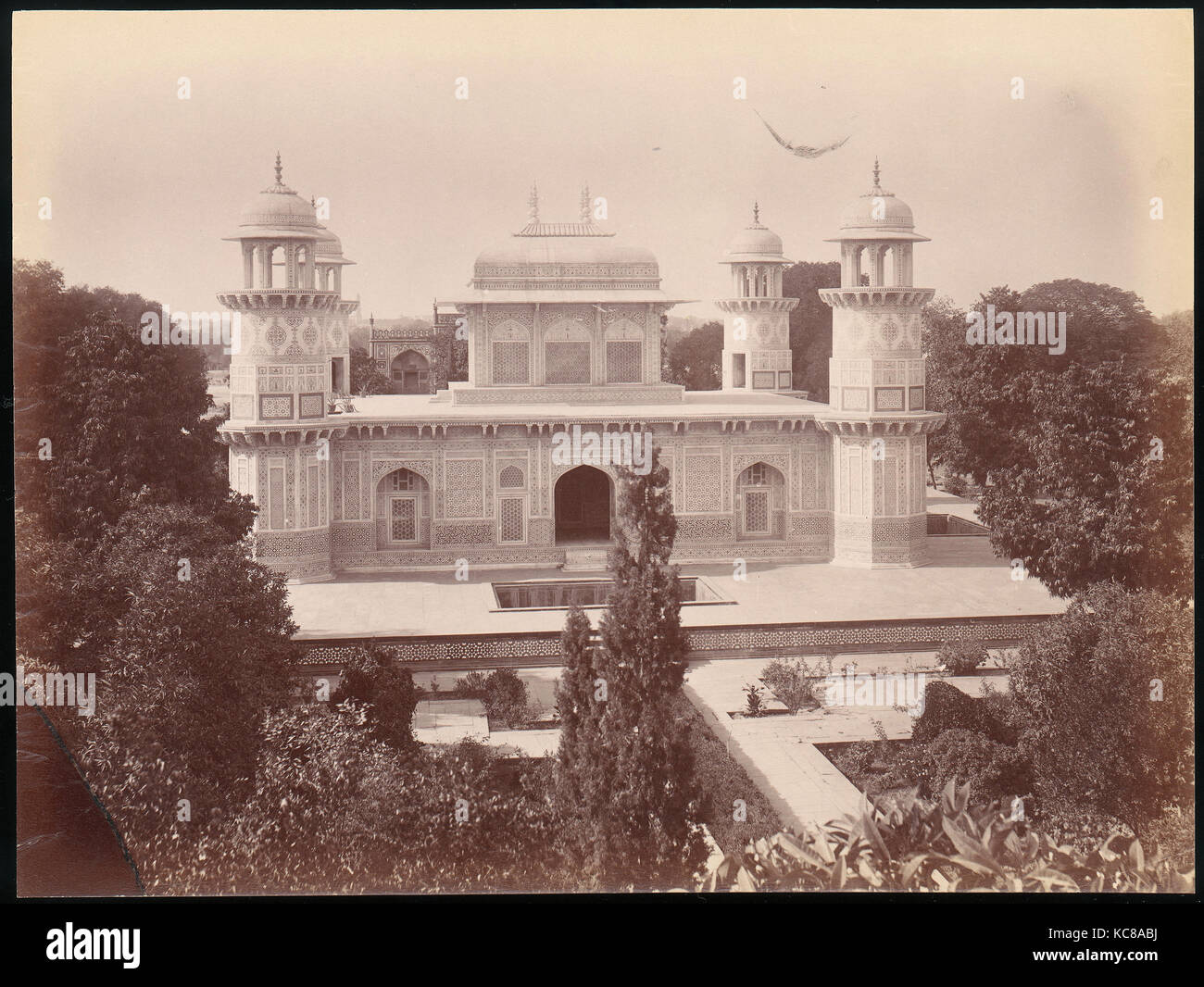 Itmad-Ud-Daulah Tomba di Agra, 1860s-70s, albume silver stampa dal vetro negativo, 20,8 x 27,6 cm (8 3/16 x 10 7/8 in Foto Stock