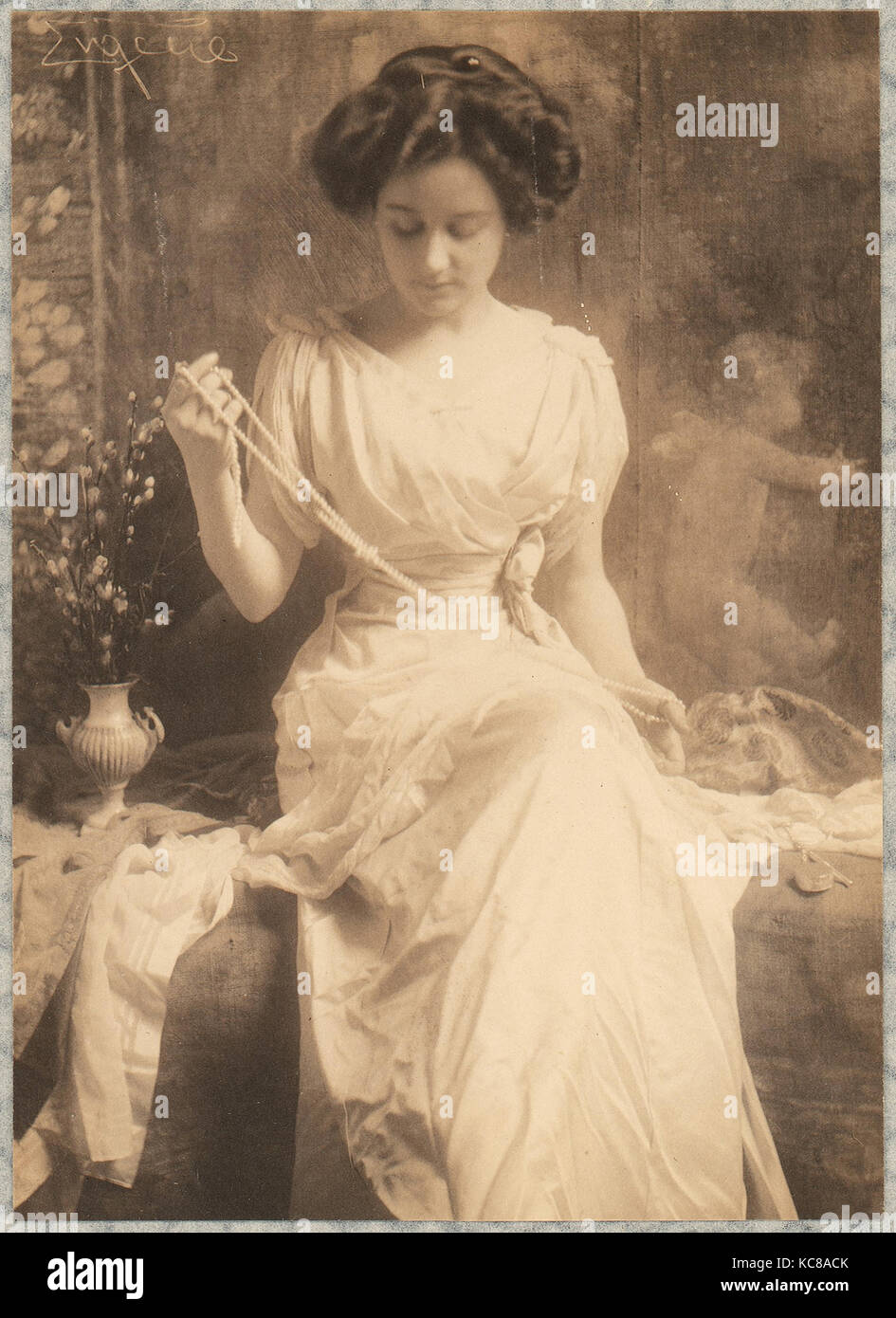 La Collana di perle, 1900s, Platinum print, fotografie, Frank Eugene (American, New York 1865-1936 Monaco di Baviera Foto Stock