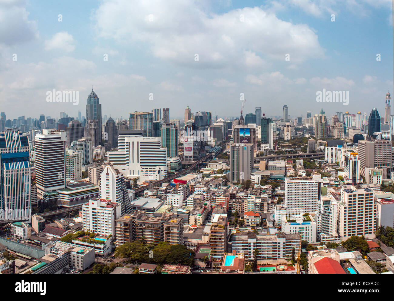 Bangkok, Thailandia - circa 2014: Città / antenna skyline del centro cittadino di Bangkok, Thailandia - grattacielo paesaggio urbano Foto Stock