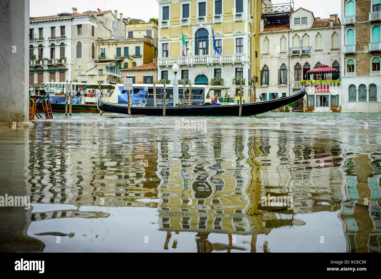 L'acqua alta, o acqua alta a inondazioni, a Venezia è un evento regolare Foto Stock