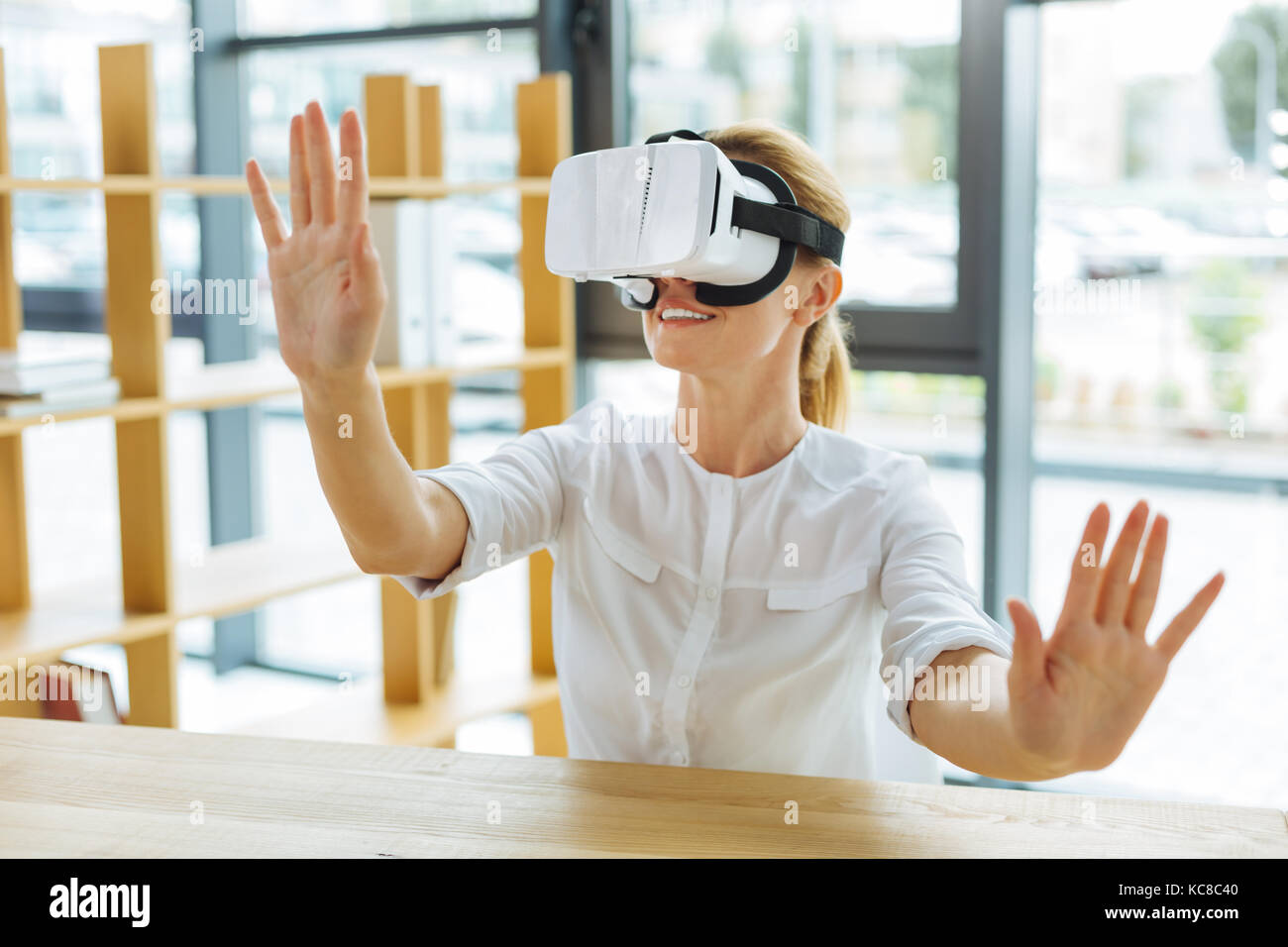 Positivo donna allegra essendo in 3d la realtà Foto Stock