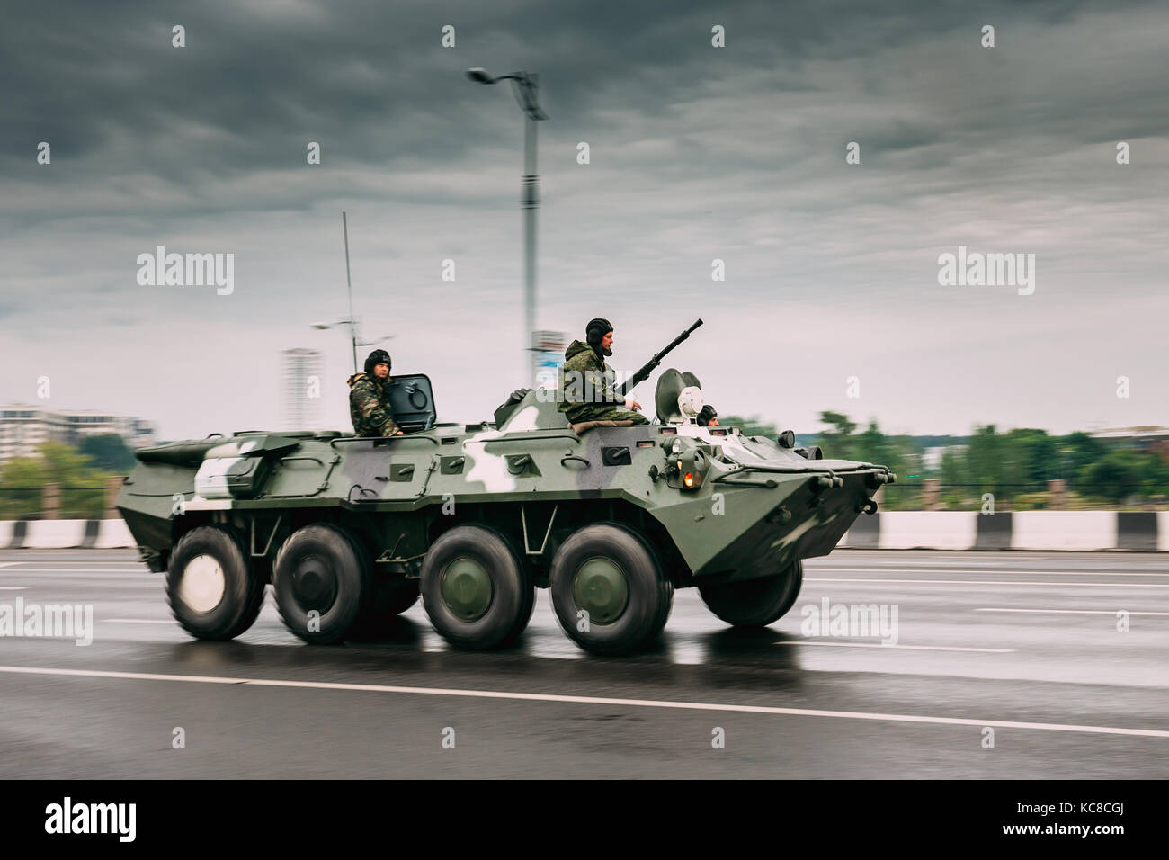 La Bielorussia Minsk. bielorusse contro pattuglia di ricognizione del veicolo con il caimano tankman muovendosi lungo la strada durante il corso di formazione prima della celebrazione del nat Foto Stock