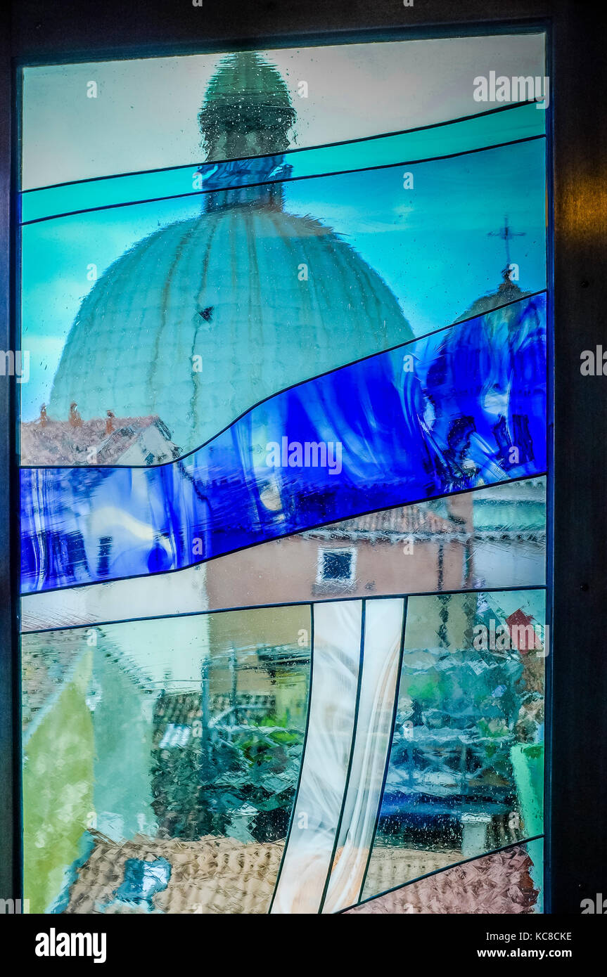 Uno degli ultimi la costruzione delle chiese di Venezia, San Simeone Piccolo visto attraverso il vetro veneziano di windows Foto Stock