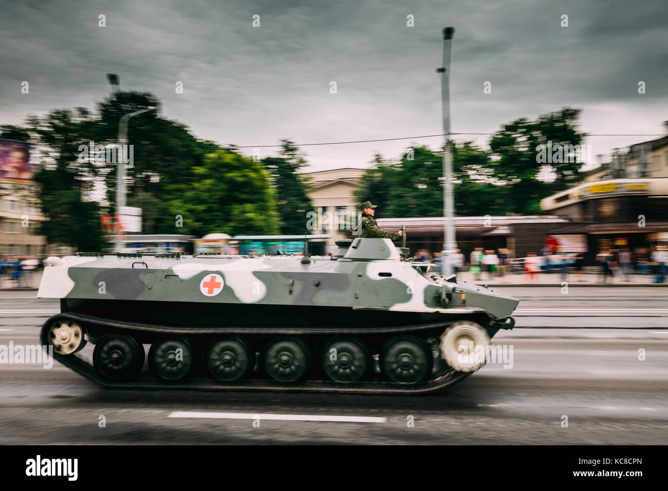 La Bielorussia Minsk. di combattimento della fanteria o veicolo di fanteria veicolo di combattimento con croce rossa muovendosi lungo la strada durante il corso di formazione prima della celebrazione del national Foto Stock