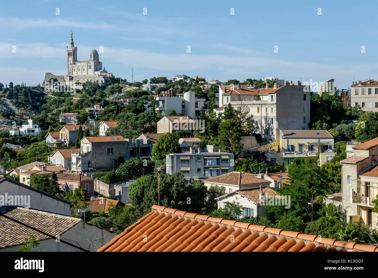 Marsiglia (sud-est della Francia): edifici e case nel distretto di Roucas Blanc. Sullo sfondo la Basilica di Notre Dame de la Garde (lit Foto Stock