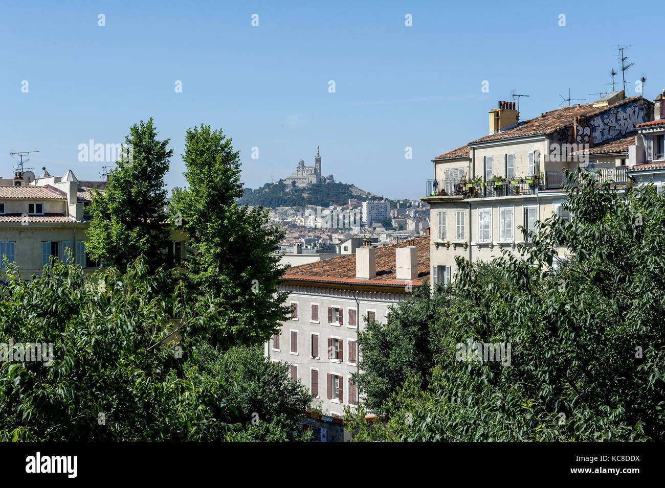 Marsiglia (sud-est della Francia): edifici visto dalla scalinata della stazione ferroviaria 'Gare Saint-Charles'. Sullo sfondo la Basilica di Foto Stock