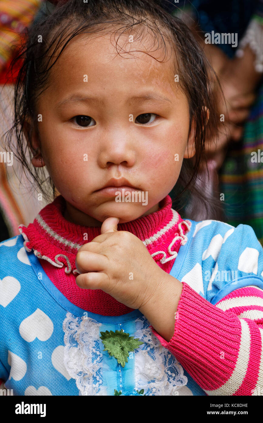 SIN CHENG, VIETNAM, 26 ottobre 2016 : giovane ragazza durante il mercato Martedì di Sin Cheng, un piccolo villaggio nelle montagne del Vietnam del Nord. Foto Stock