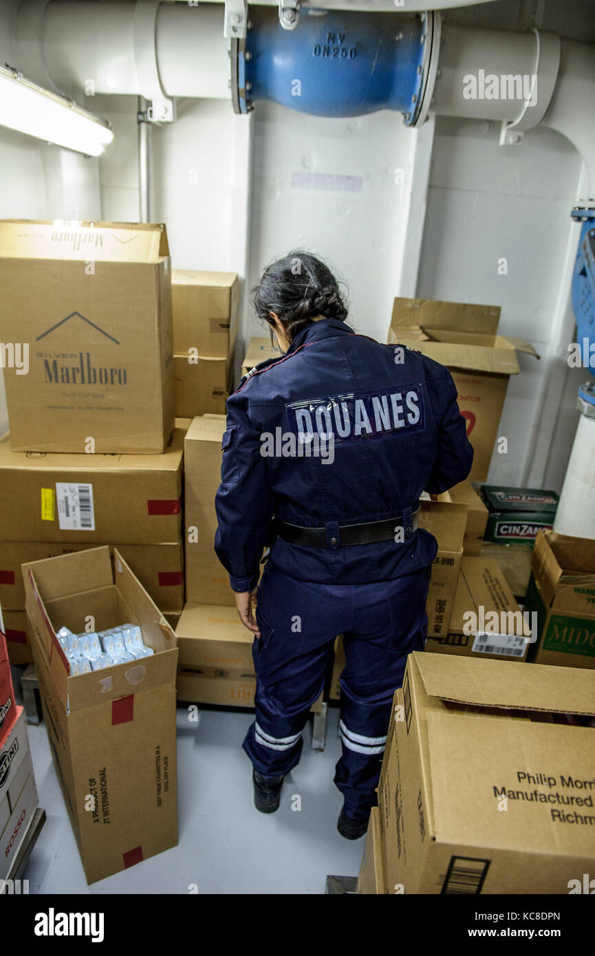 Marsiglia (sud-est della Francia). 2015/04/28: brigata doganale controllo bagagli su una nave da crociera (Cruise Line Costa Crociere) a Marseille-Fos porta. Wom Foto Stock