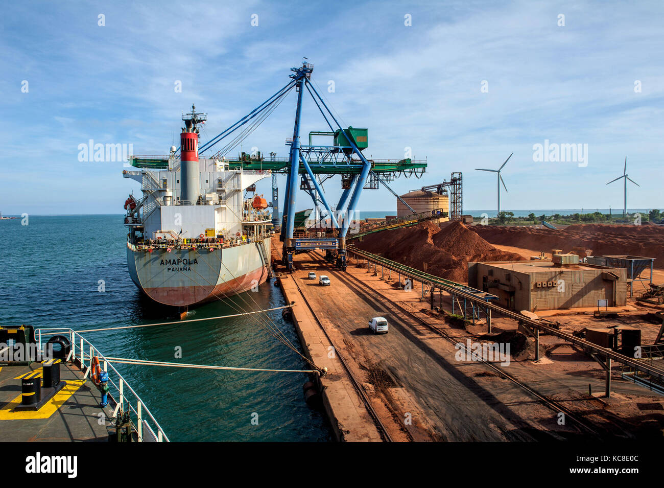 Fos-sur-Mer (sud-est della Francia). 2015/04/24. O gestore di terminale di porta Marseille-Fos. "Amapola', Maltese nave cargo, a fianco della banchina Foto Stock