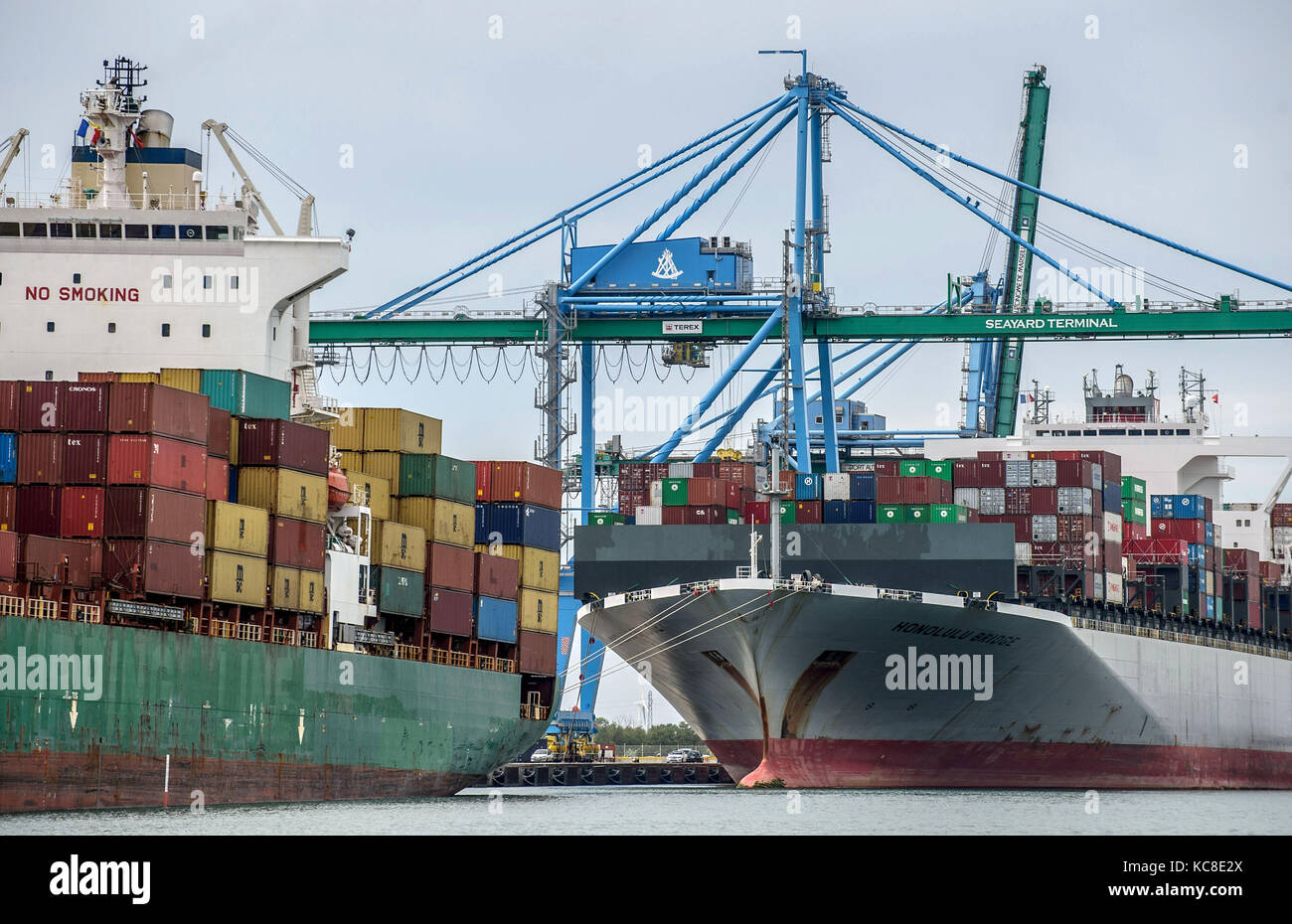 Fos-sur-Mer (sud-est della Francia). 2015/04/24. O gestore di terminale di porta Marseille-Fos. Panamanian K-Line navi container " Singapore Bridge' e 'H Foto Stock