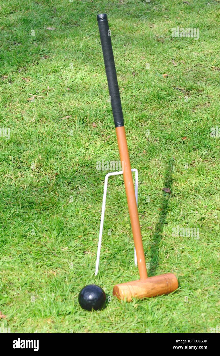 Croquet mallet appoggiata contro hoop Foto Stock
