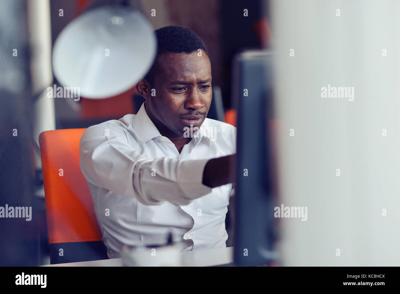 Deluso imprenditore africano è stordito e confuso da un errore nei documenti ufficiali. Foto Stock